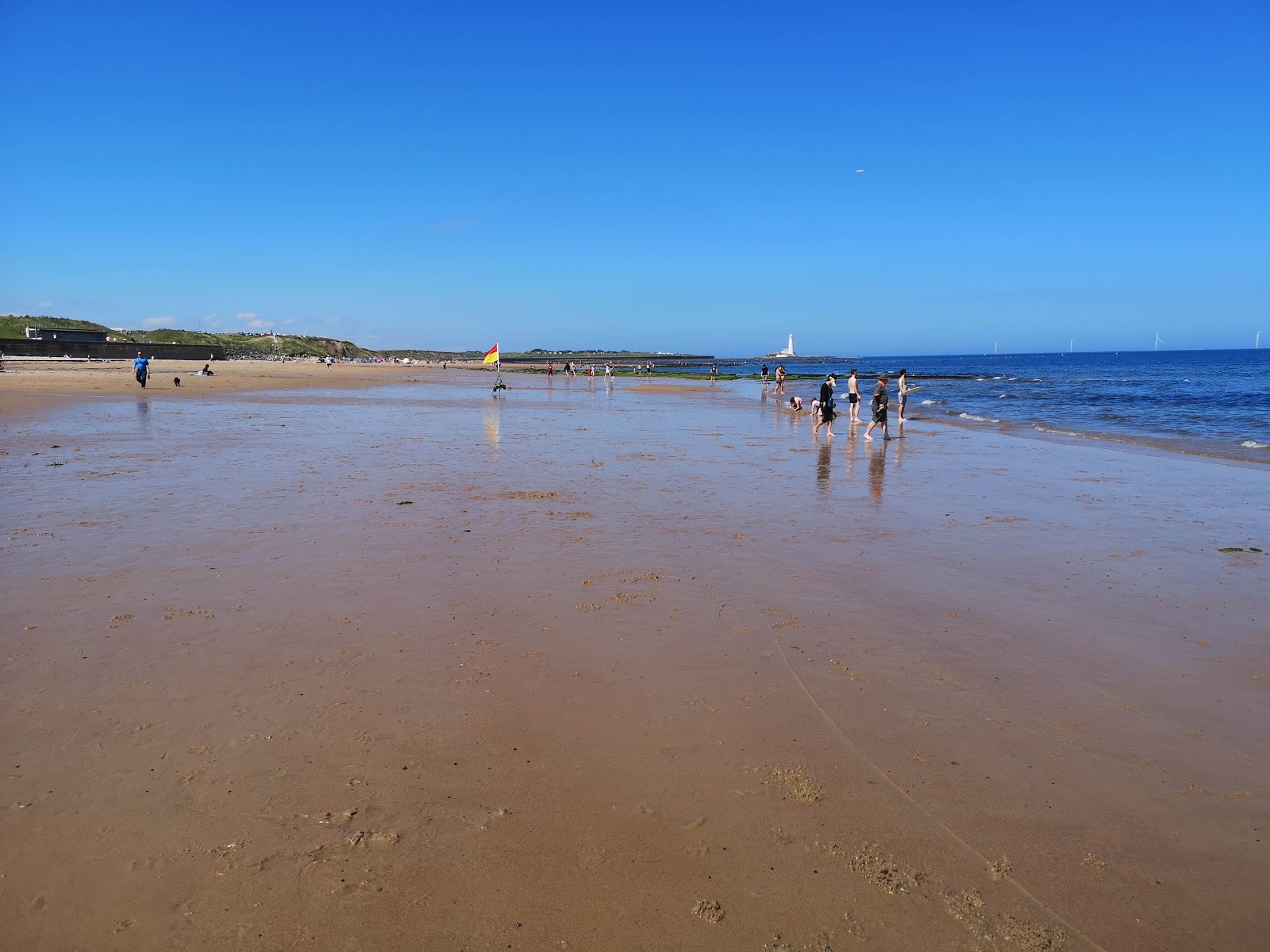 Foto van Whitley Bay beach met recht en lang
