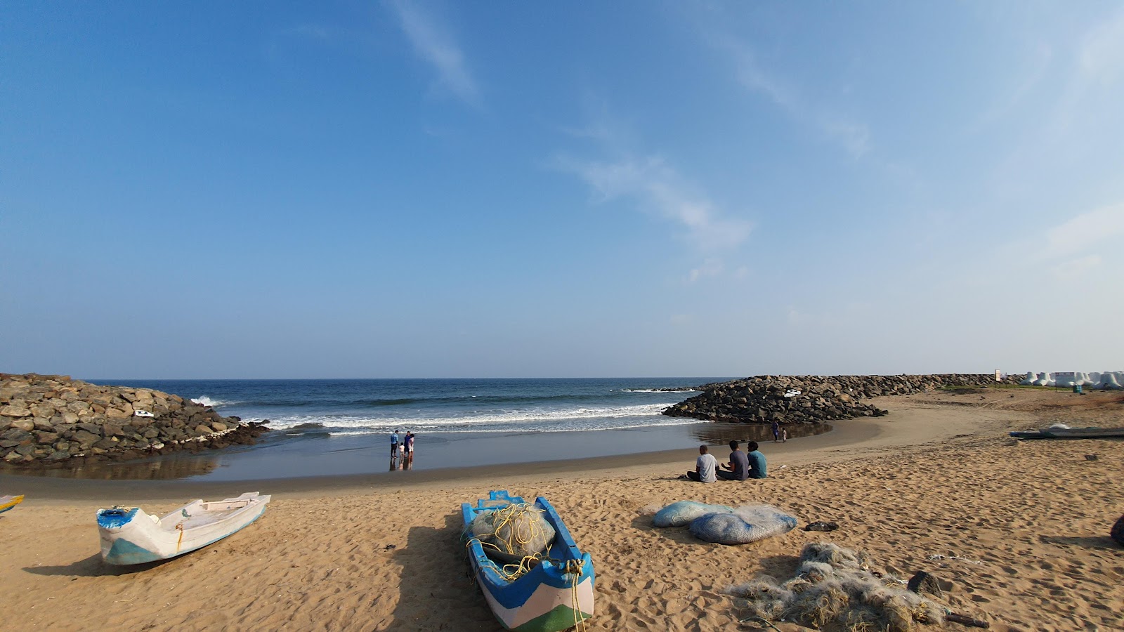 Ennore Thazankuppam Breakwater Beach View的照片 带有碧绿色水表面