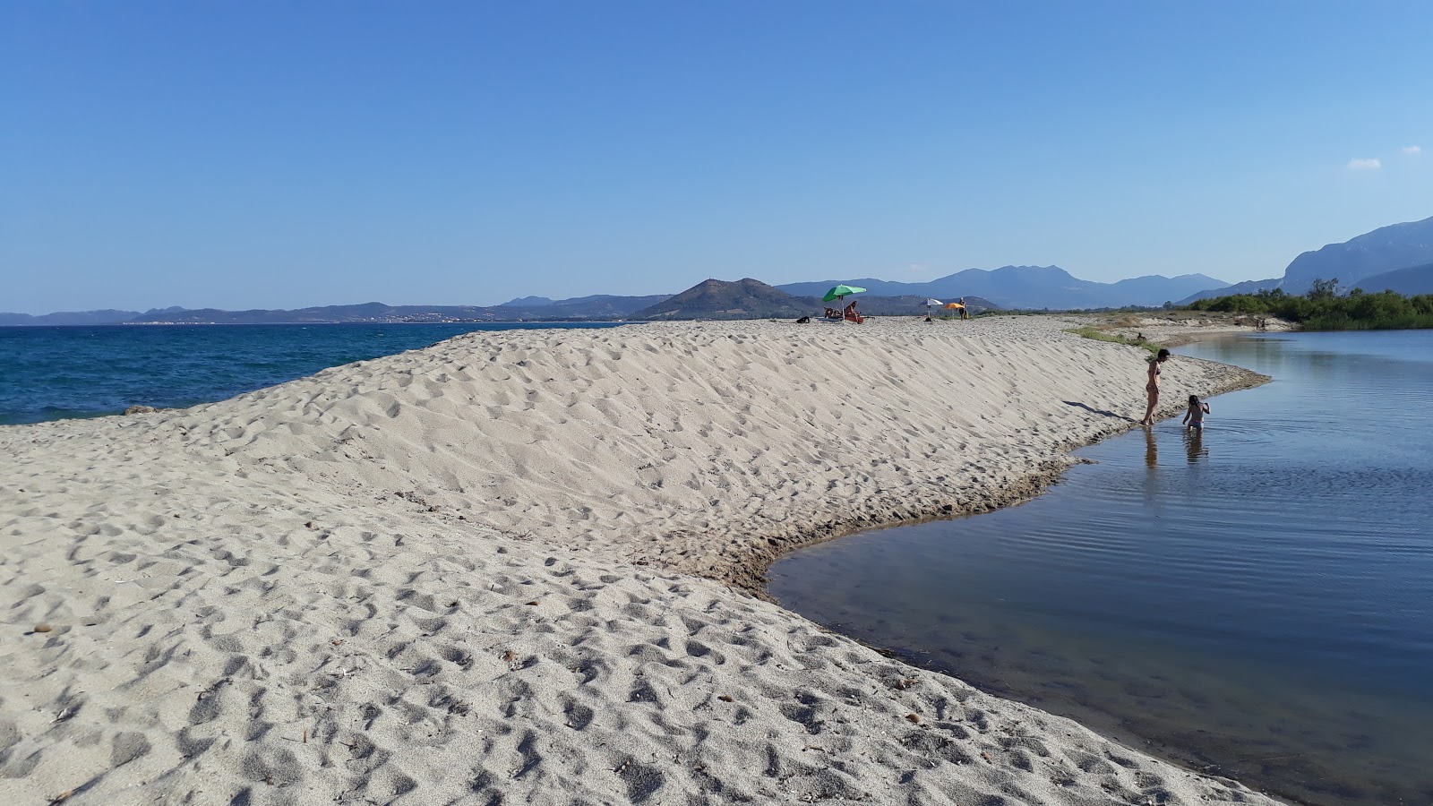 Foto de Playa de Orvile con agua cristalina superficie