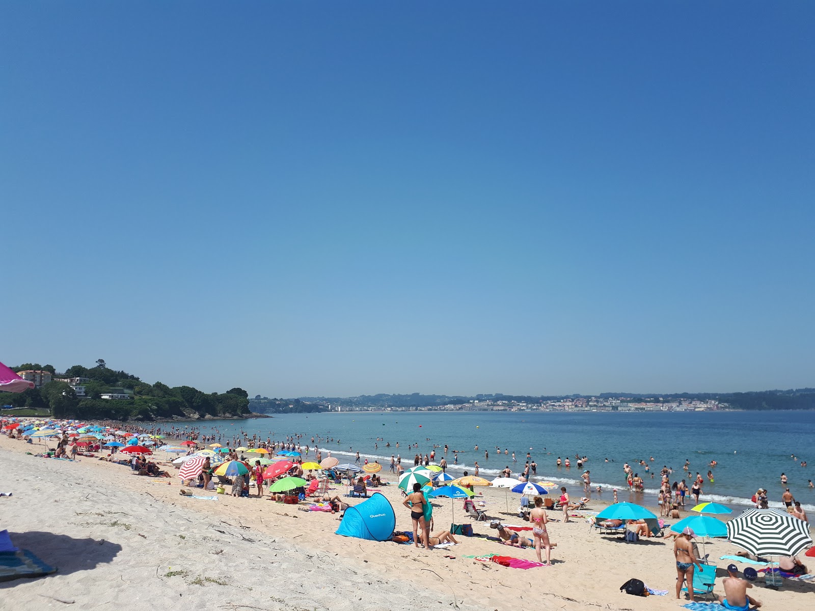 Fotografie cu Praia de Mino cu o suprafață de apă pură albastră