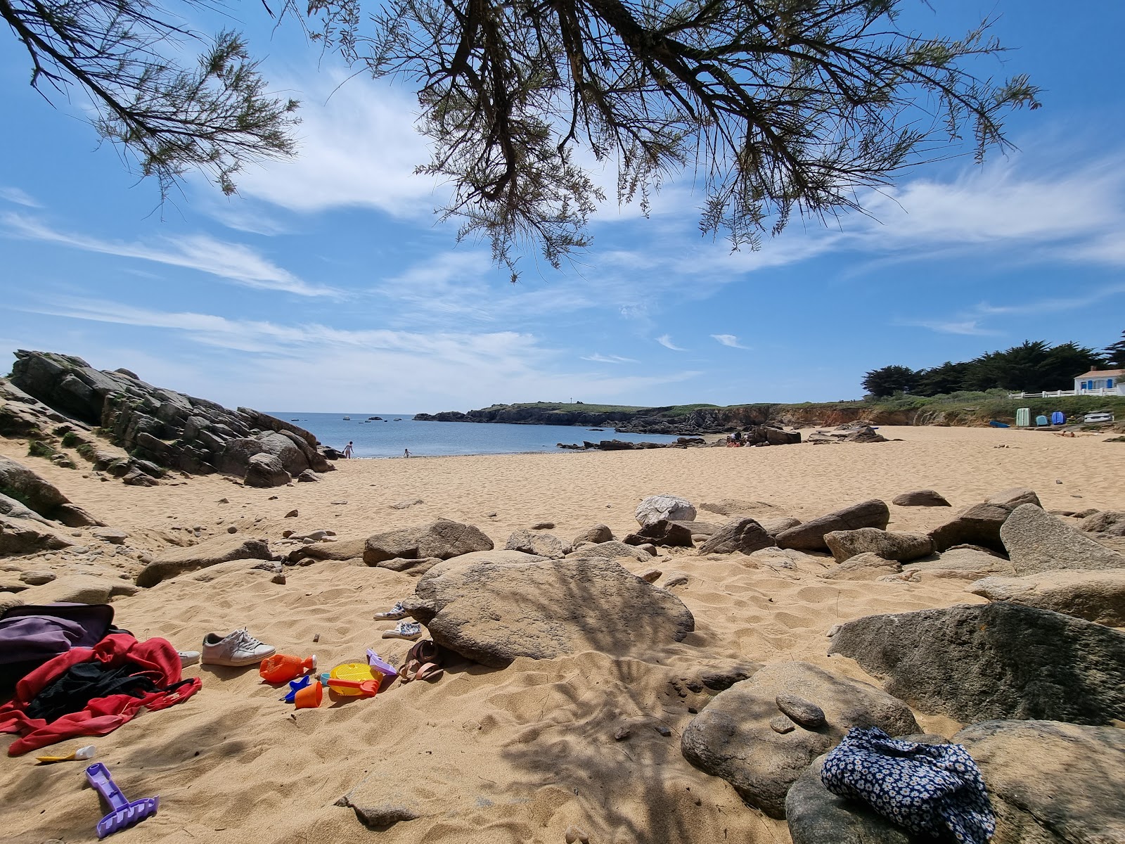 Plage des Sabias'in fotoğrafı dağlarla çevrili