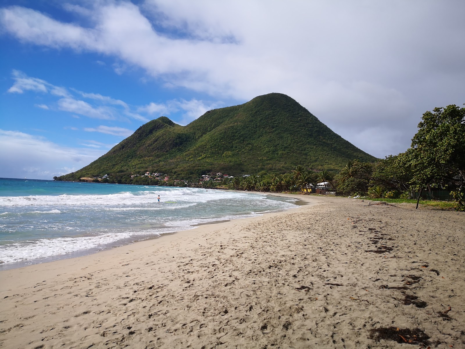 Foto de Le Diamant beach com areia de concha brilhante superfície