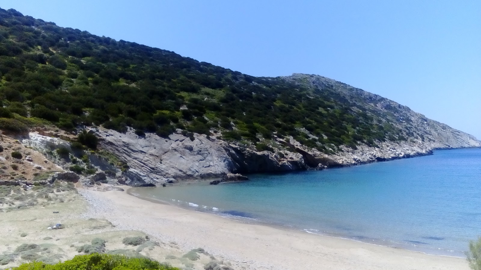 Fotografie cu Aetos beach amplasat într-o zonă naturală