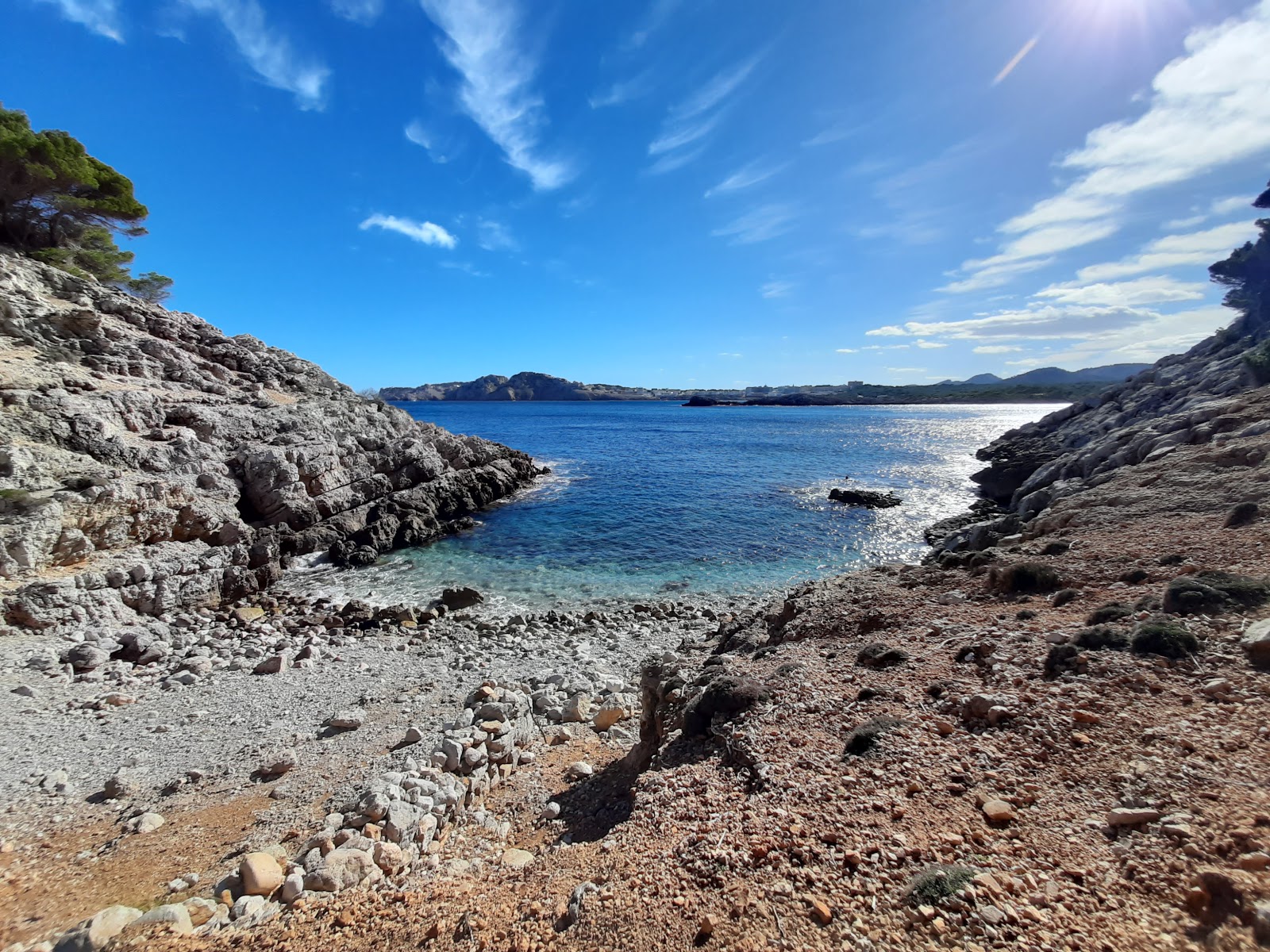 Foto av Cala de na Llobriga med stenar yta