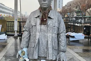 Statue of Workers' Rights Activist Jeon Tae-il image
