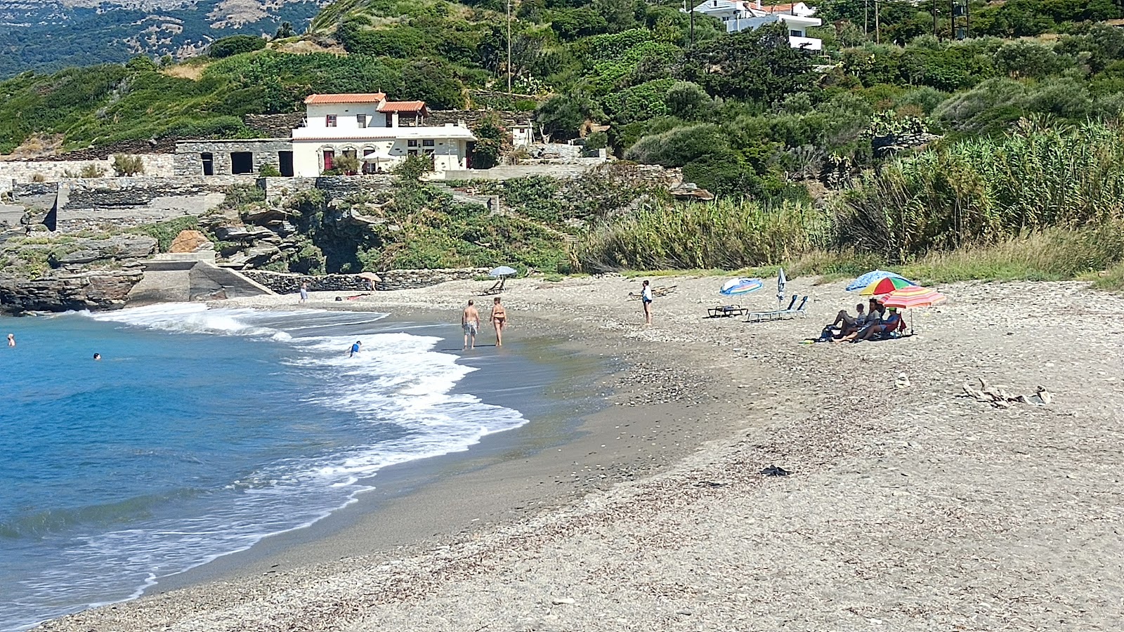 Fotografie cu Paralia Keramio cu o linie de coastă dreaptă