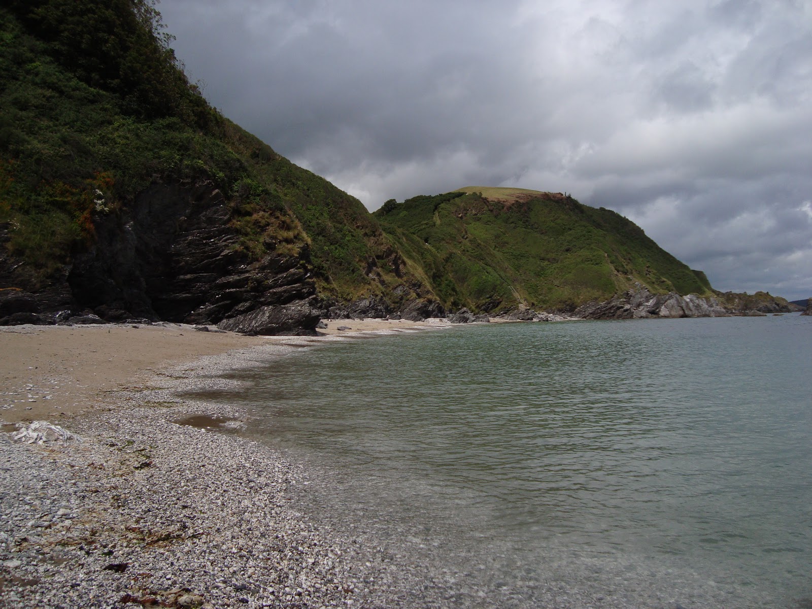 Foto van Polstreath Beach met middle bays