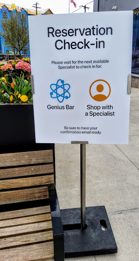 Computer Store «Apple Suburban Square», reviews and photos, 61 Saint James Pl, Ardmore, PA 19003, USA