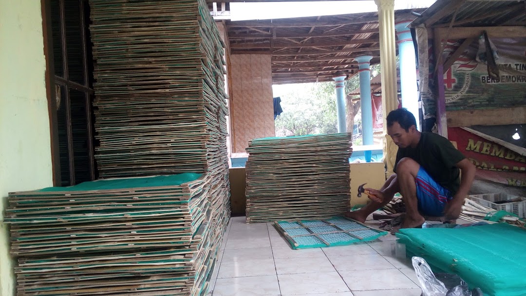Pengrajin Rege Bambu