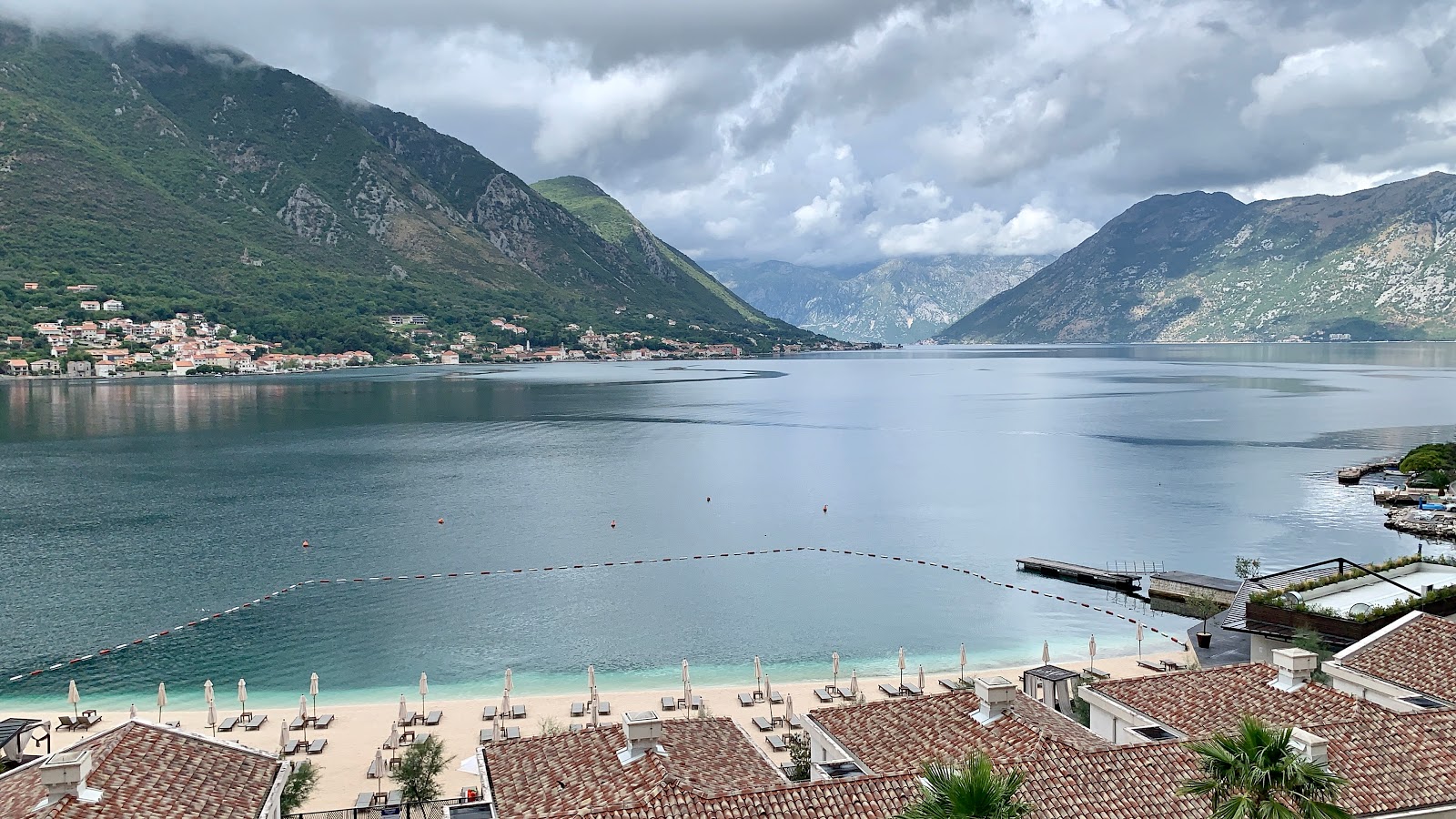 Foto af Huma Kotor Strand bakket op af klipperne