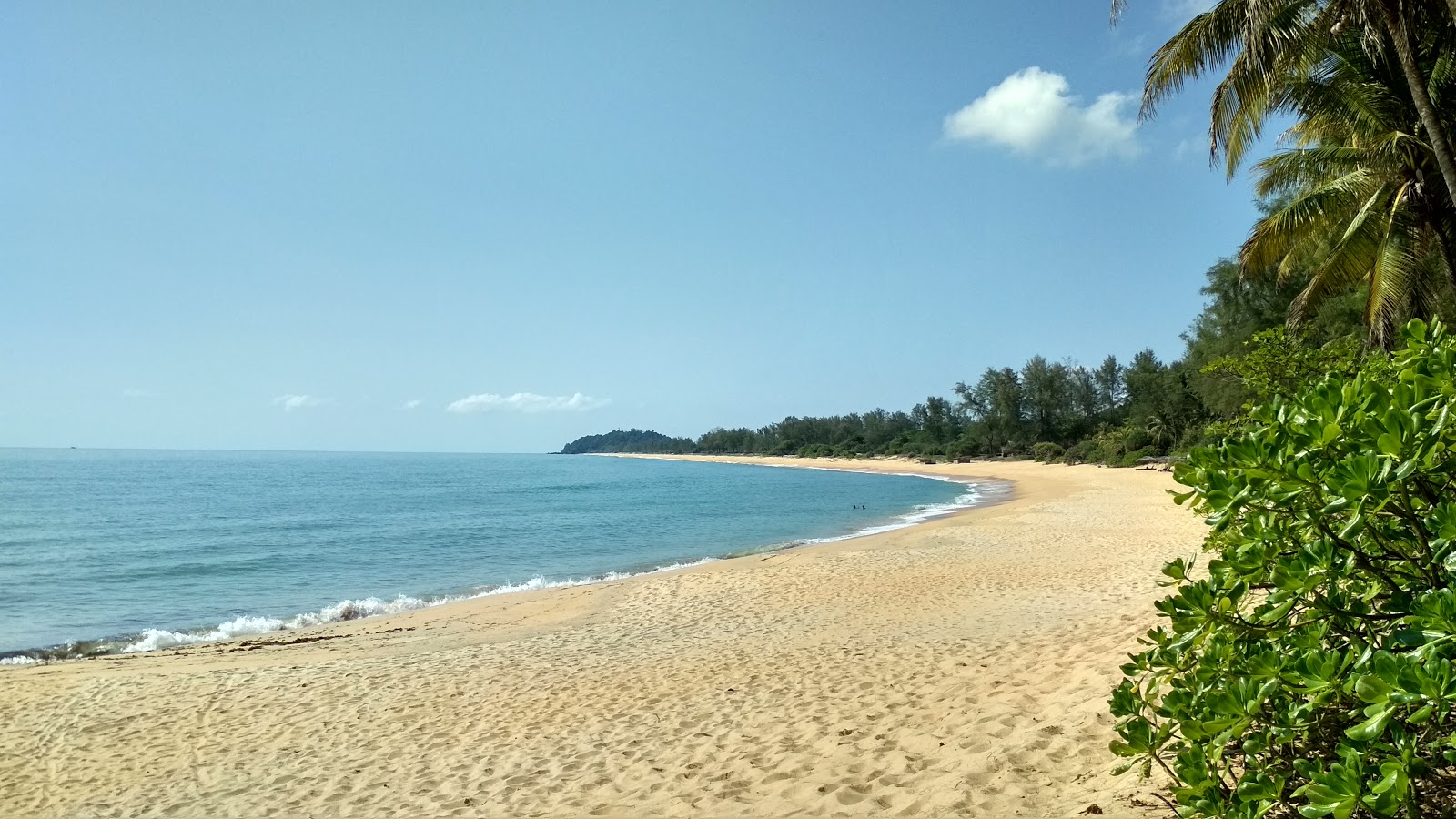 Tanjung Jara Beach的照片 带有碧绿色纯水表面