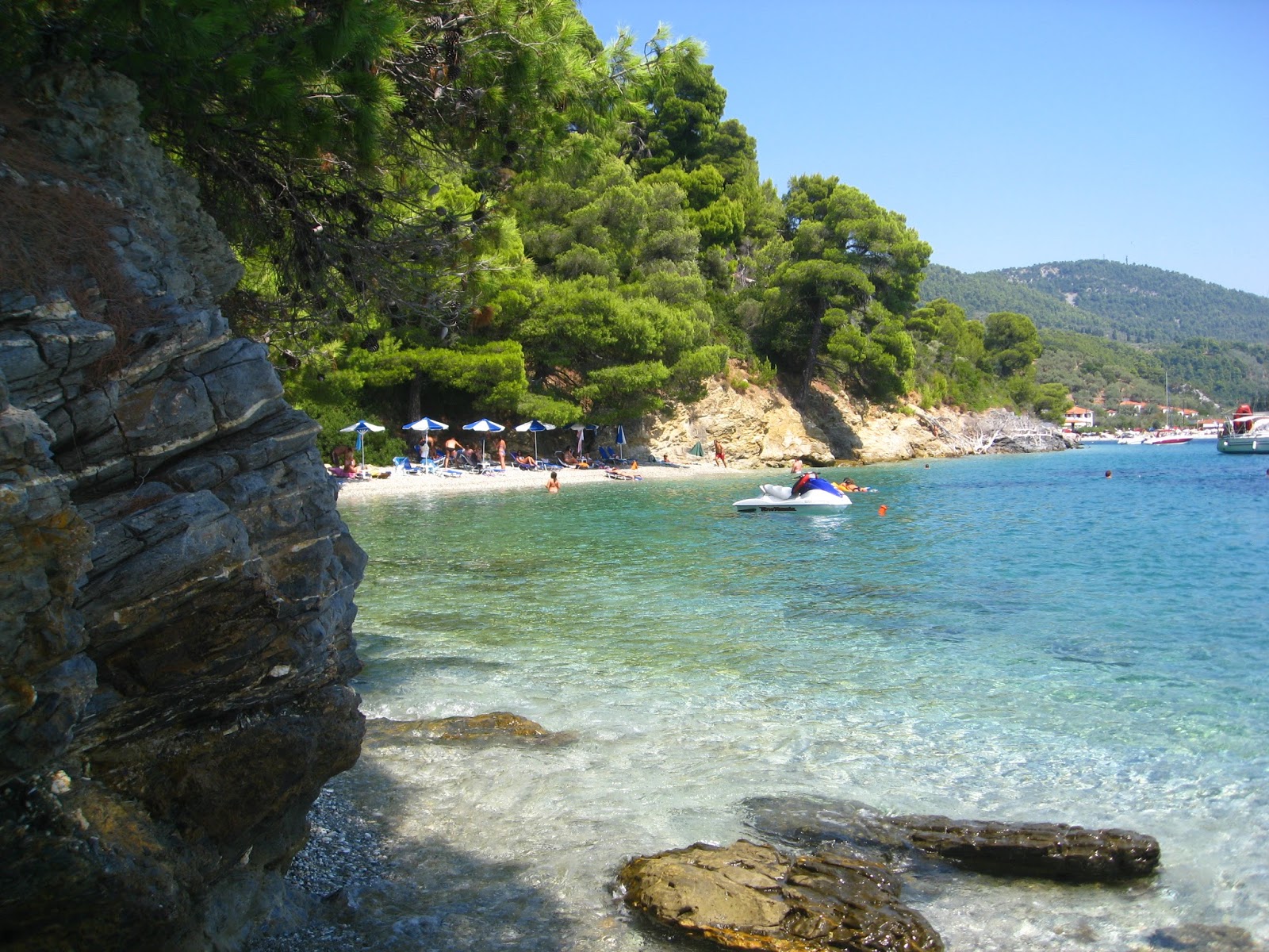 Foto di Andrines beach con una superficie del ciottolo grigio