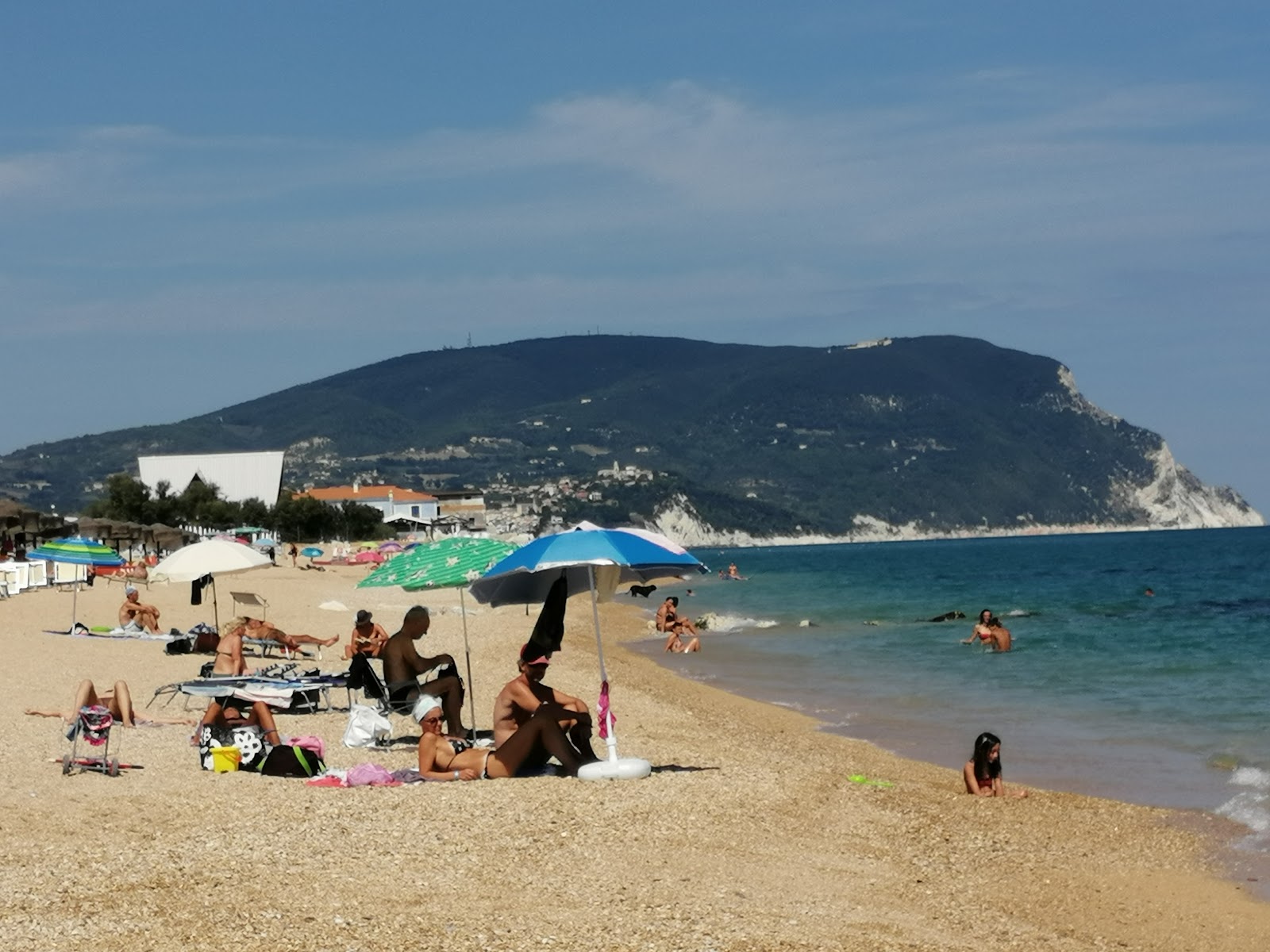 Foto von Spiaggia della Montecatini und die siedlung