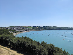Plage de Saint-Suliac'in fotoğrafı düz bir kıyı şeridi ile birlikte