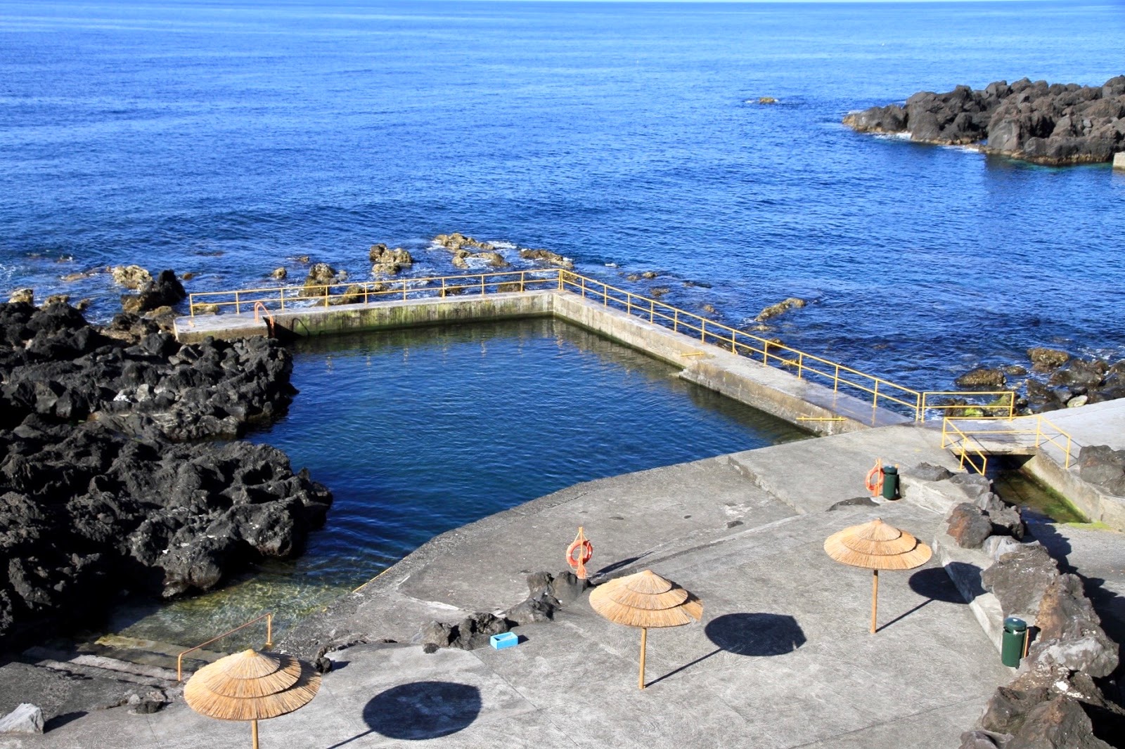 Piscina de Sao Mateus'in fotoğrafı beton kapak yüzey ile