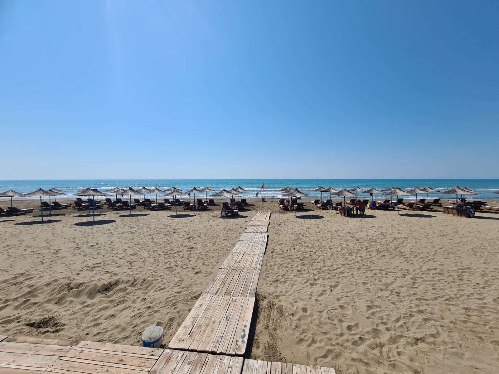 Foto di Semanit II beach con una superficie del sabbia grigia