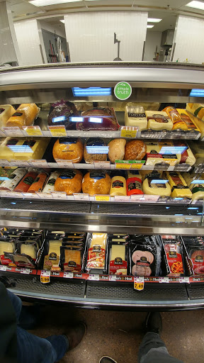 Grocery Store «Fred Meyer», reviews and photos, 3300 Portland Rd, Newberg, OR 97132, USA