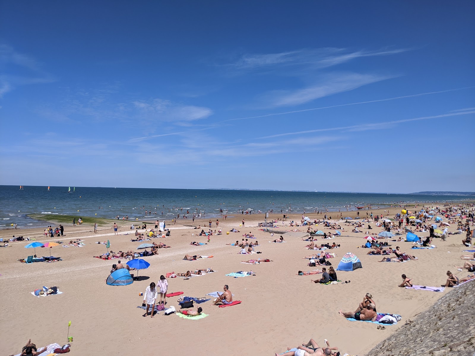 Fotografija Cabour plaža z svetel pesek površino