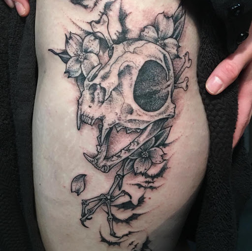 Tattoo Shop «Nine Lives Tattoo», reviews and photos, 61 N Holladay Dr, Seaside, OR 97138, USA
