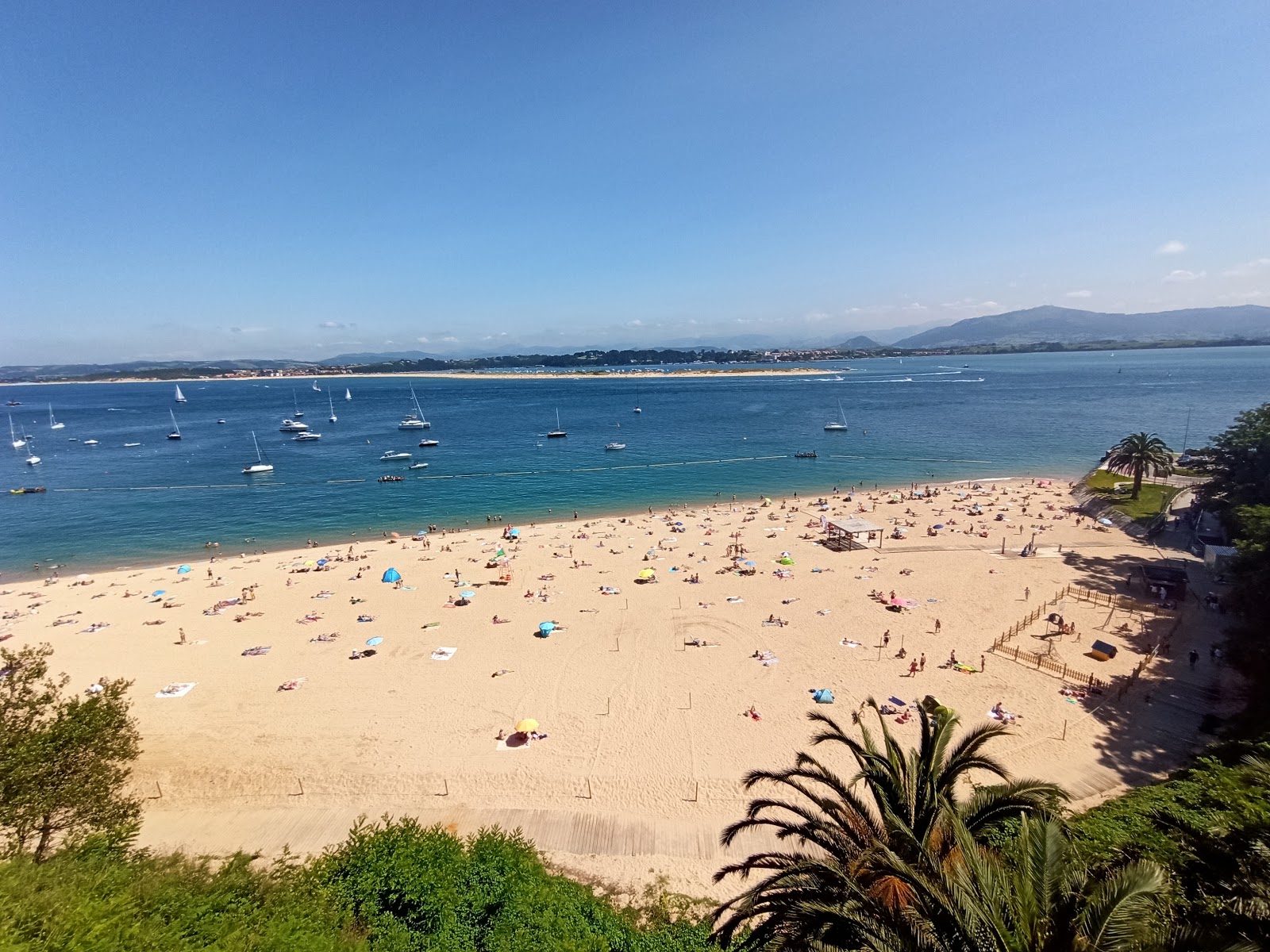 Playa de Los Peligros的照片 带有蓝色纯水表面