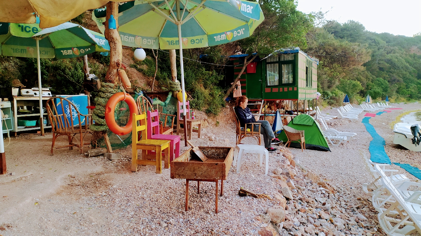 Fotografie cu Burgazada Dusler Sahili, Beach and Camping Site - locul popular printre cunoscătorii de relaxare