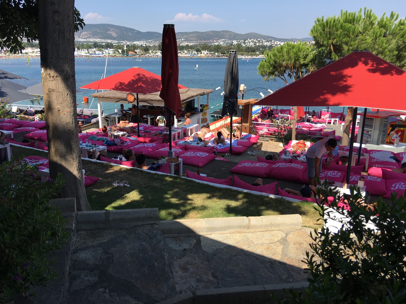 Foto di Sarnic Beach Club sorretto da scogliere