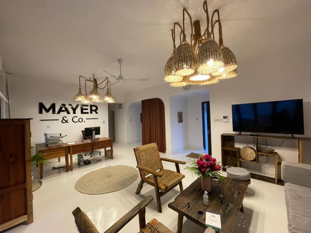 MAYER & Co. Real Estate