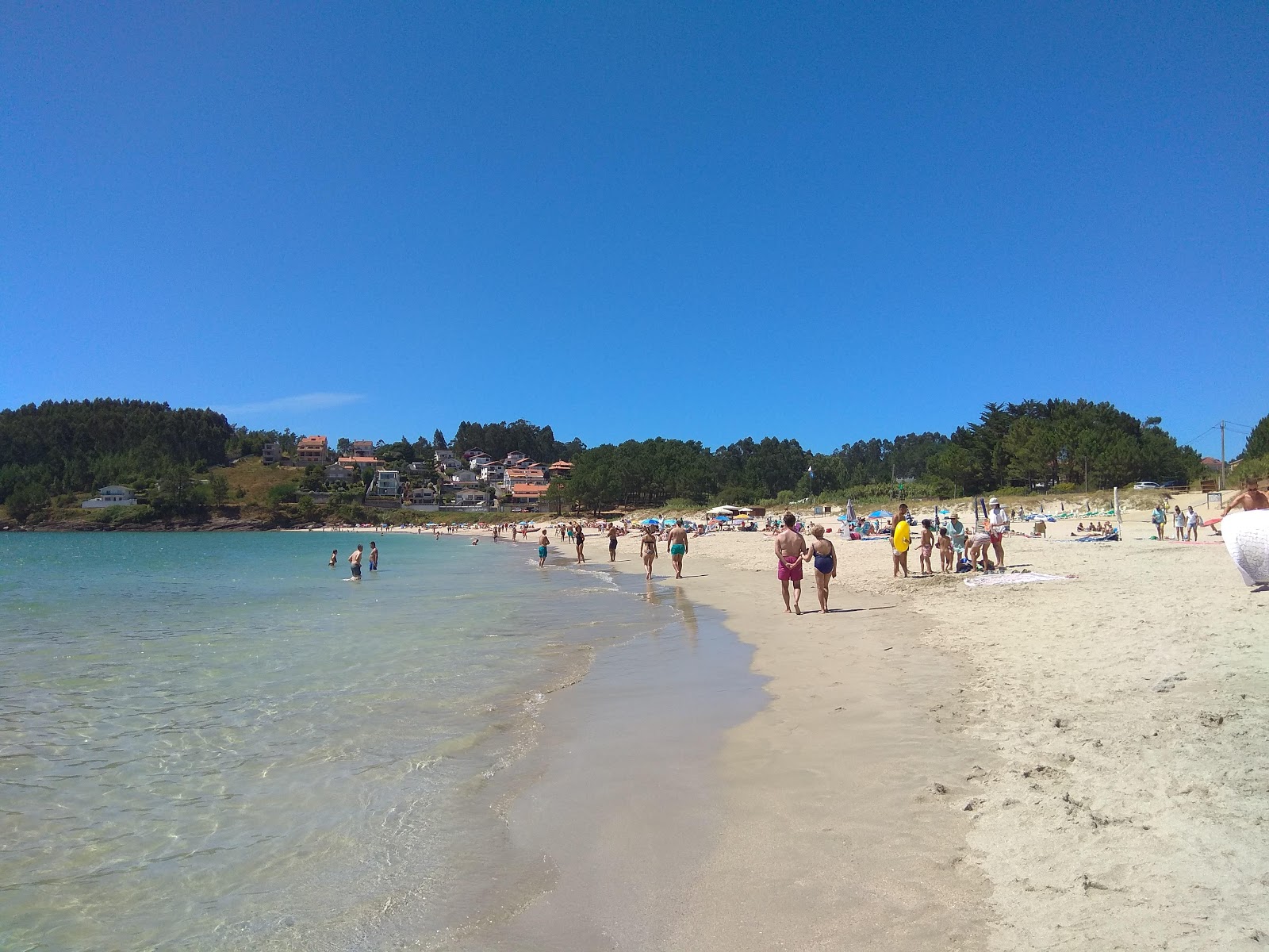 Foto von Canelas beach mit feiner weißer sand Oberfläche
