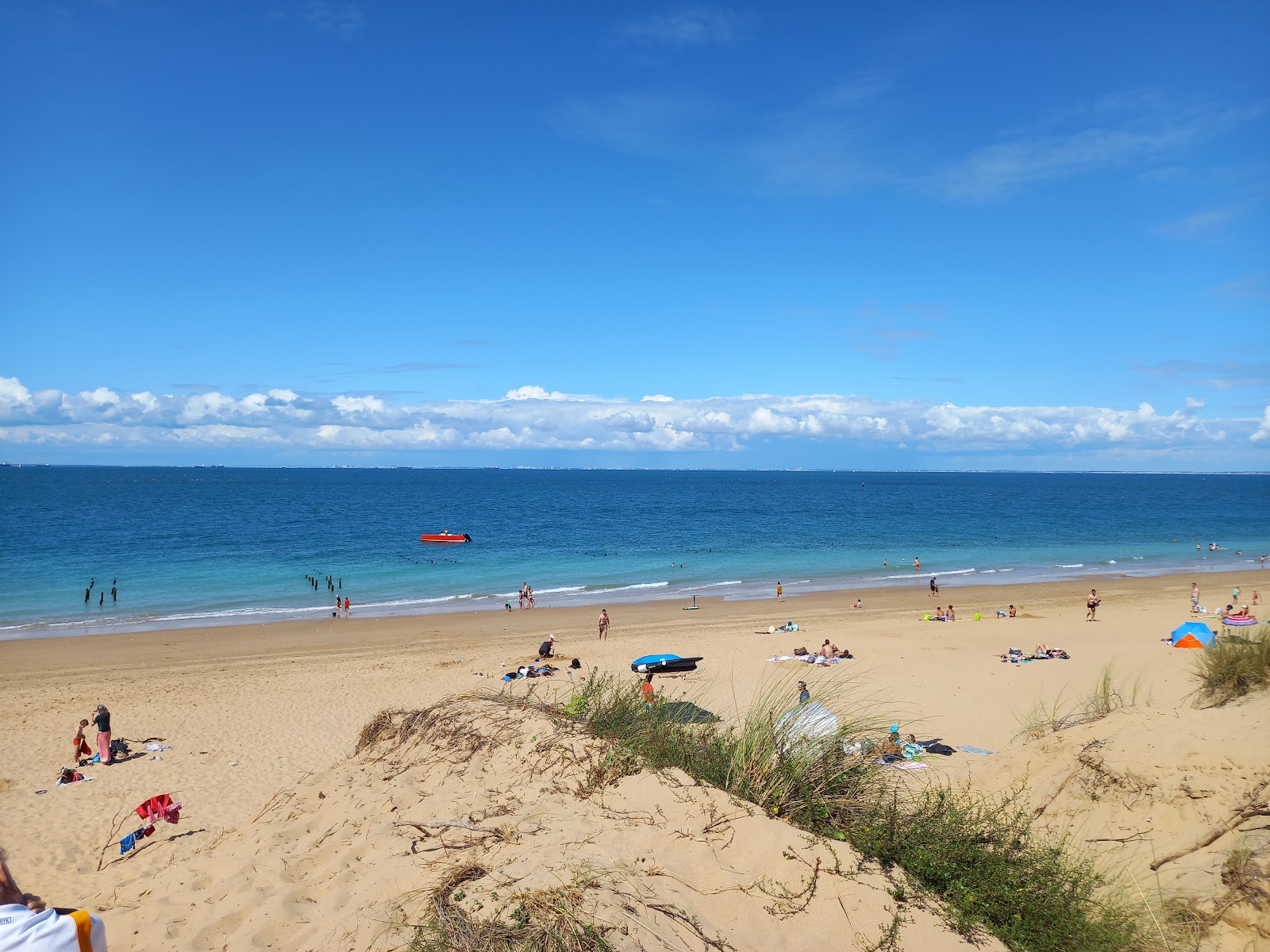 Photo of Plage Des Saumonards with bright sand surface