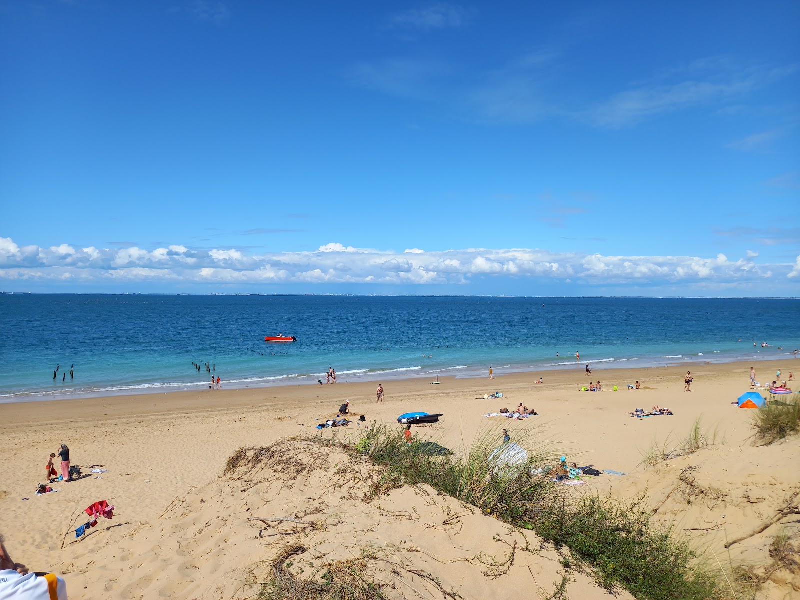 Plage Des Saumonards'in fotoğrafı parlak kum yüzey ile