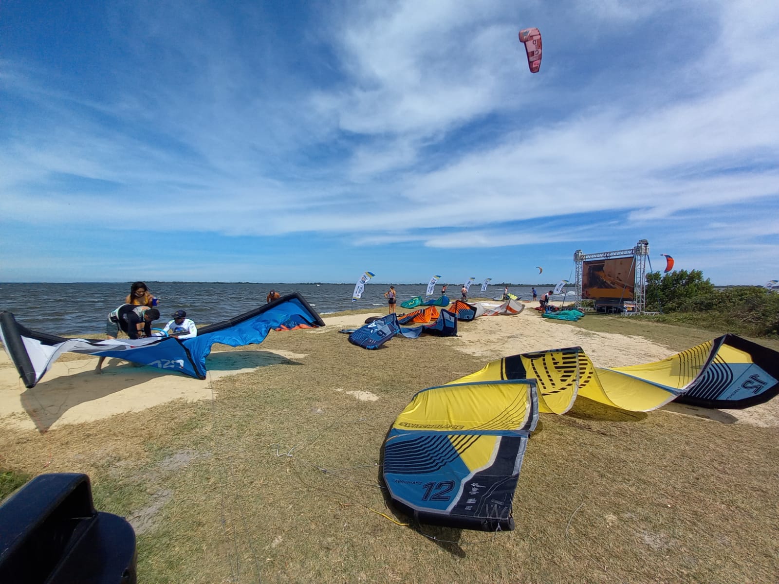 Foto von Praia da Pontinha do Outeiro mit beiger sand Oberfläche