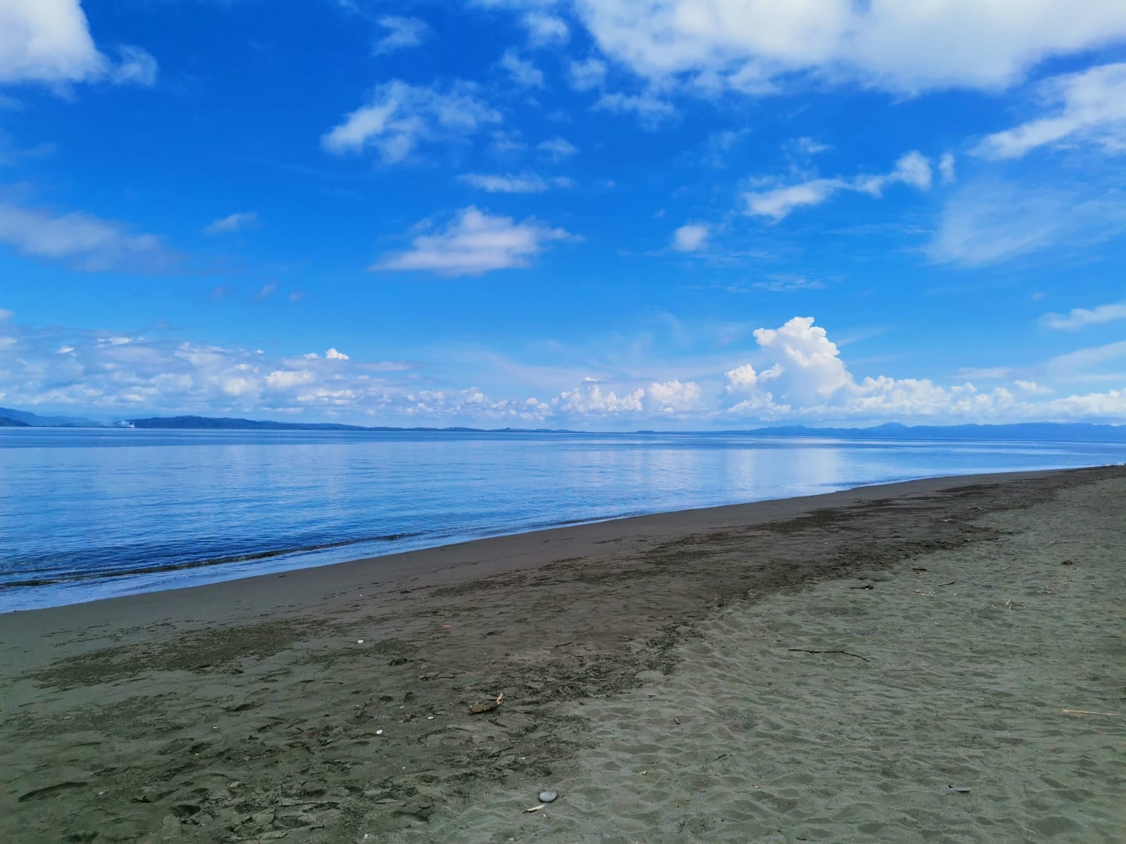 Photo de Playa Puntarenitas avec sable brun de surface