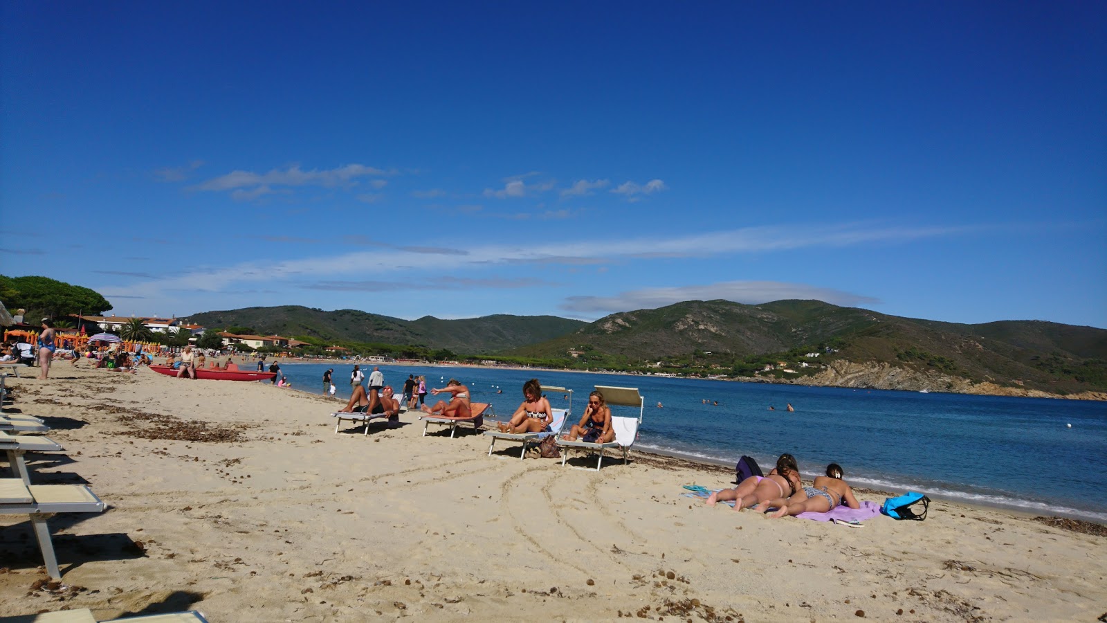 Foto von Marina di Campo Strand und seine wunderschöne Landschaft