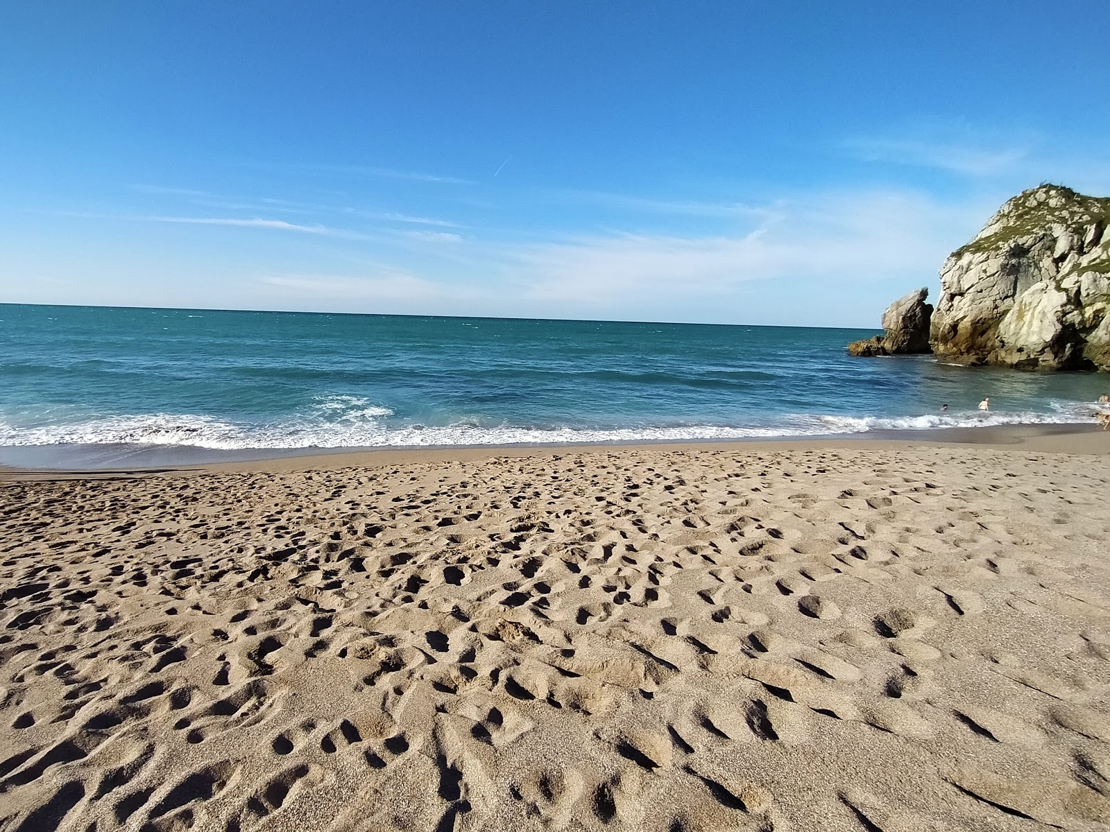 Foto av Playa de Usgo omgiven av klippor