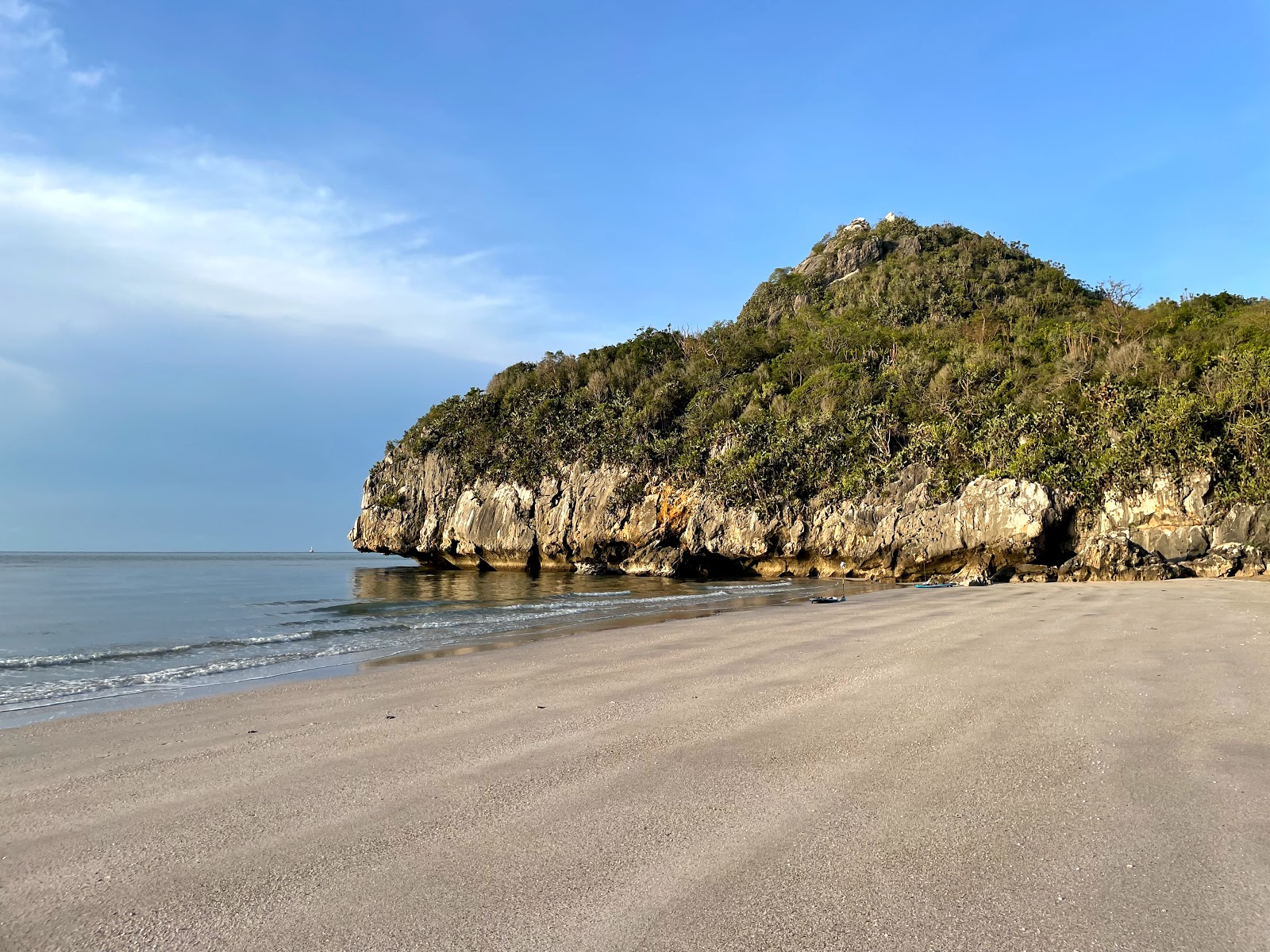Foto van Wat Thung Noi Little Beach met helder zand oppervlakte