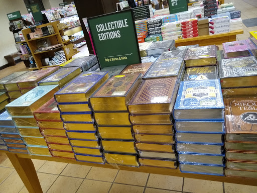 Book Store «Barnes and Noble», reviews and photos, 2500 N Mayfair Rd, Milwaukee, WI 53226, USA
