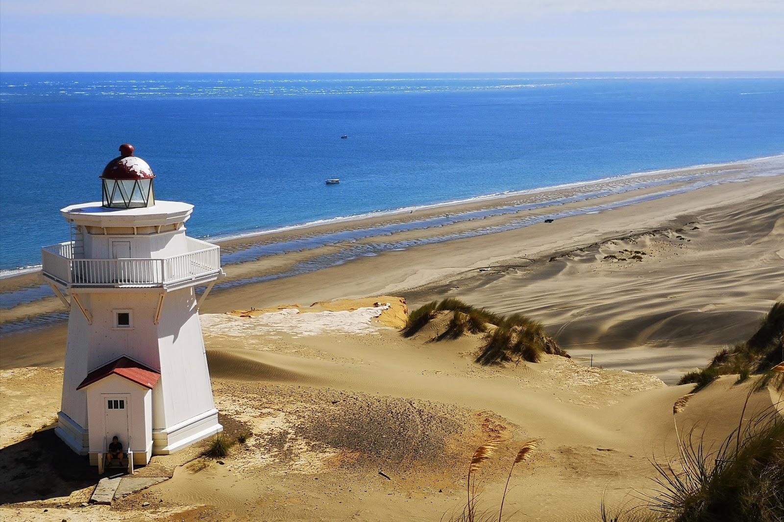 Foto de Pouto Beach con arena fina beige superficie