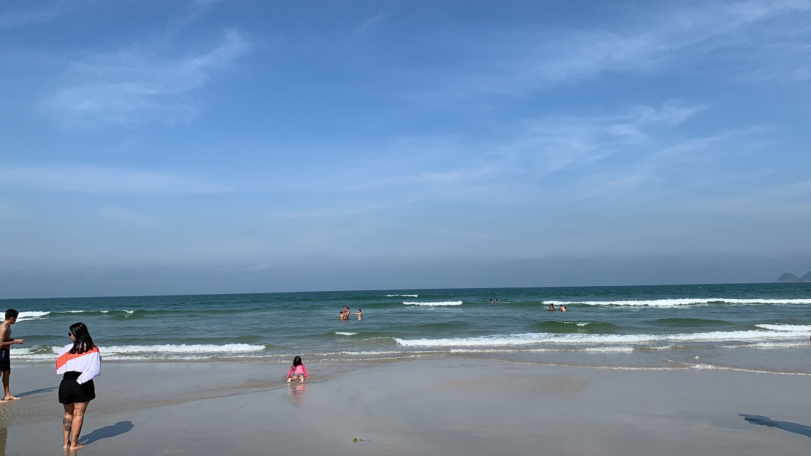 Foto de Praia da Enseada com areia bege fina superfície