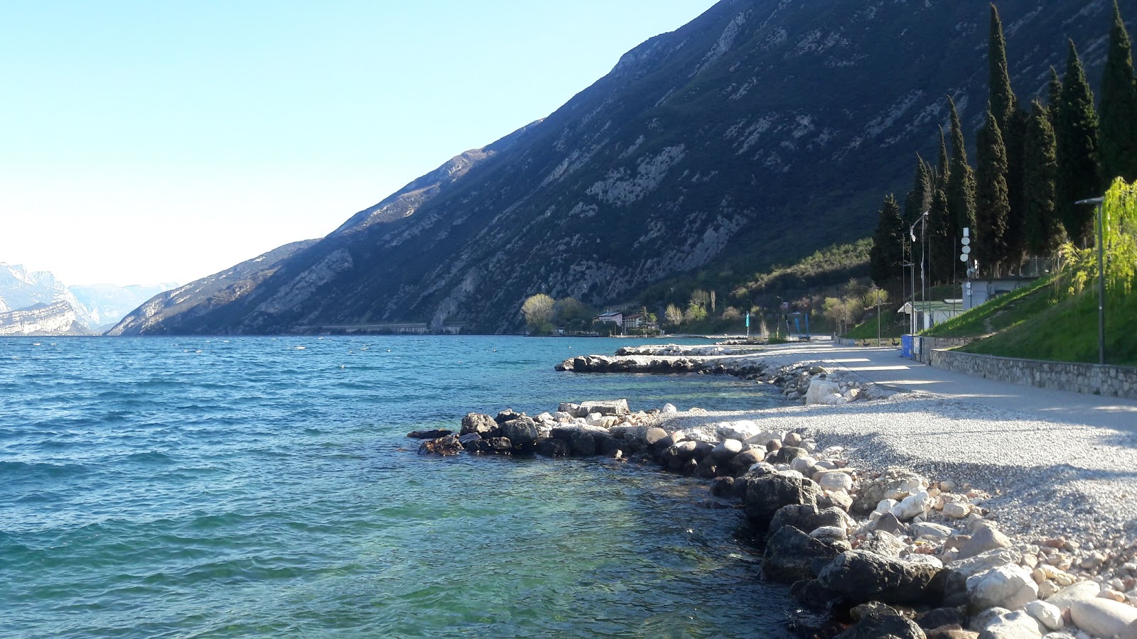 Foto van Navene Beach met ruim strand