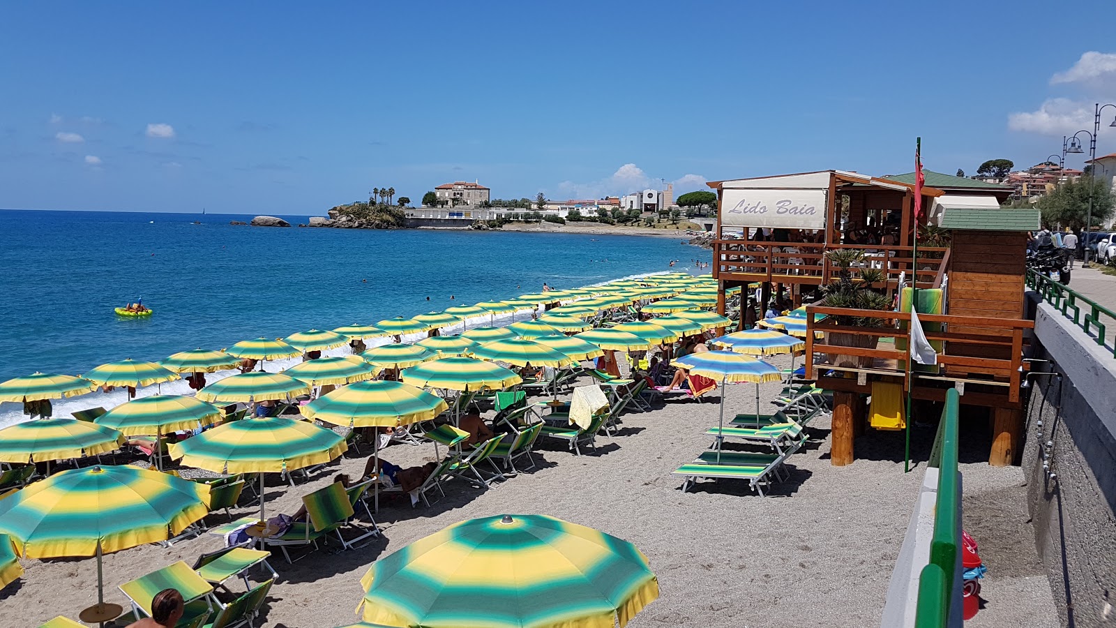 Foto di Marina di Belvedere con una superficie del acqua blu