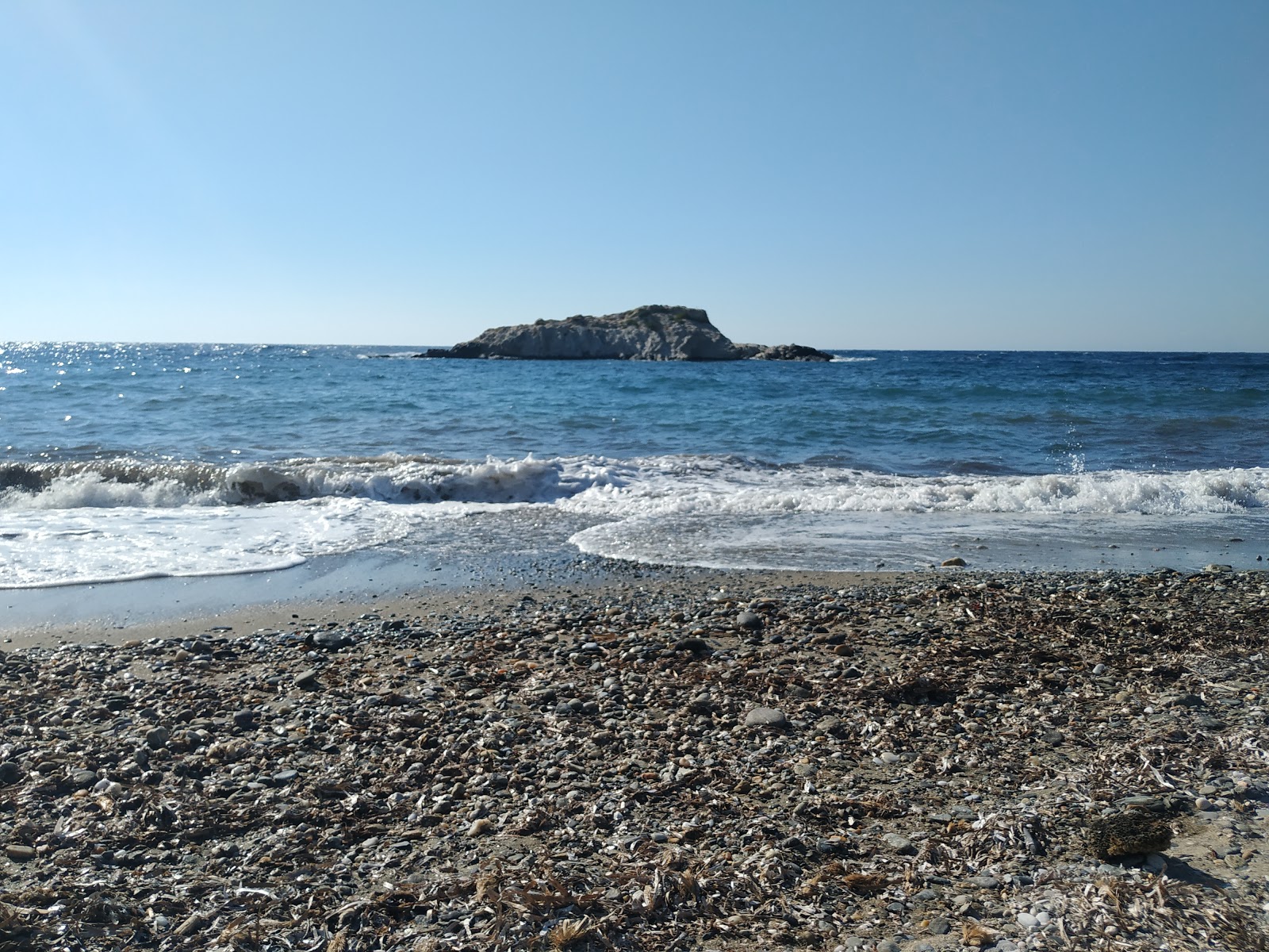 Valokuva Mikra Bay IIista. sisältäen suora ranta