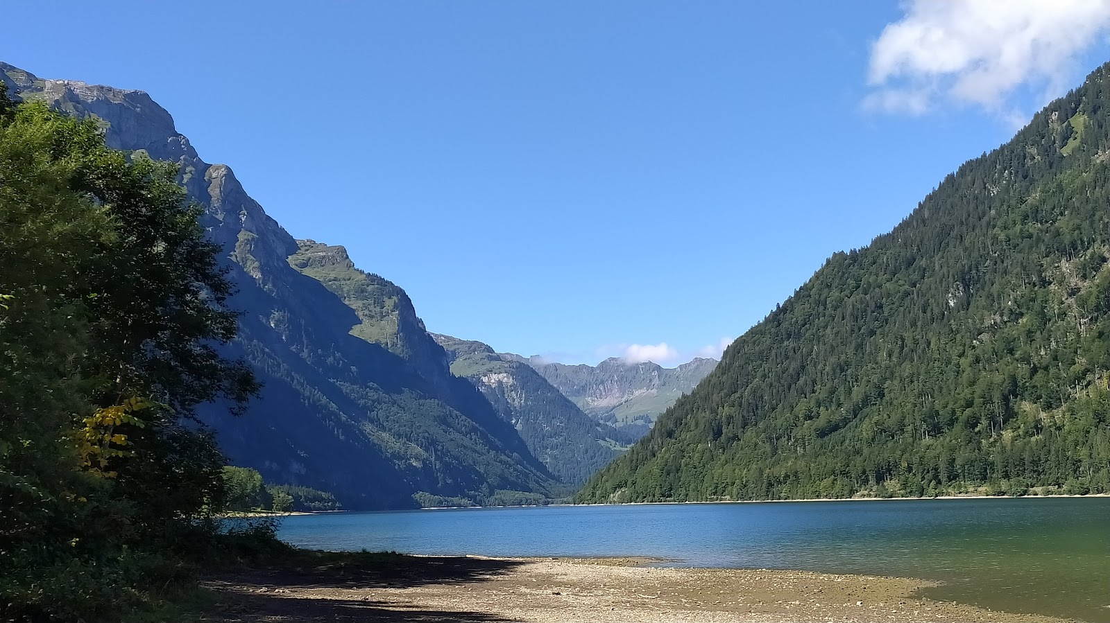 Foto de Klontal Plage con agua cristalina superficie