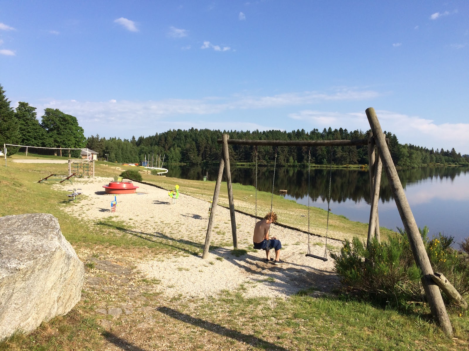 Plage du lac de Devesset'in fotoğrafı düz bir kıyı şeridi ile birlikte