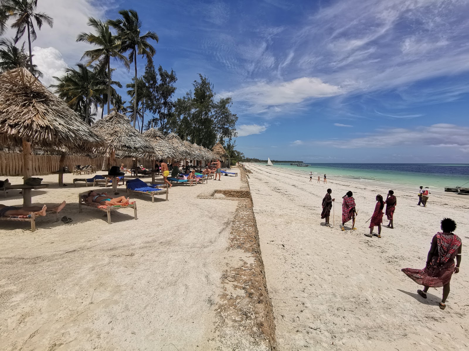 Foto van Uroa Public Beach met wit zand oppervlakte
