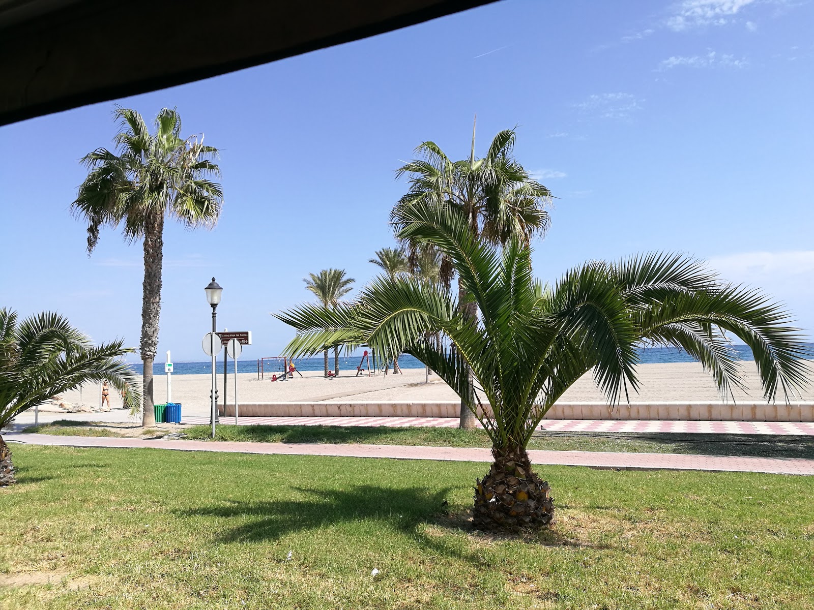Playa de la Romanilla的照片 具有非常干净级别的清洁度