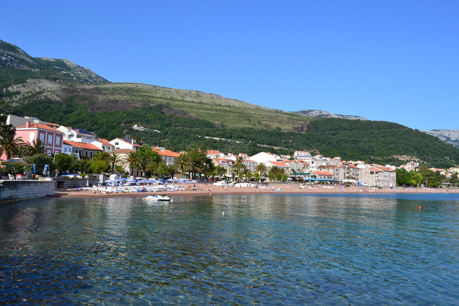 Foto di Petrovac beach con una superficie del ciottolo fine scuro