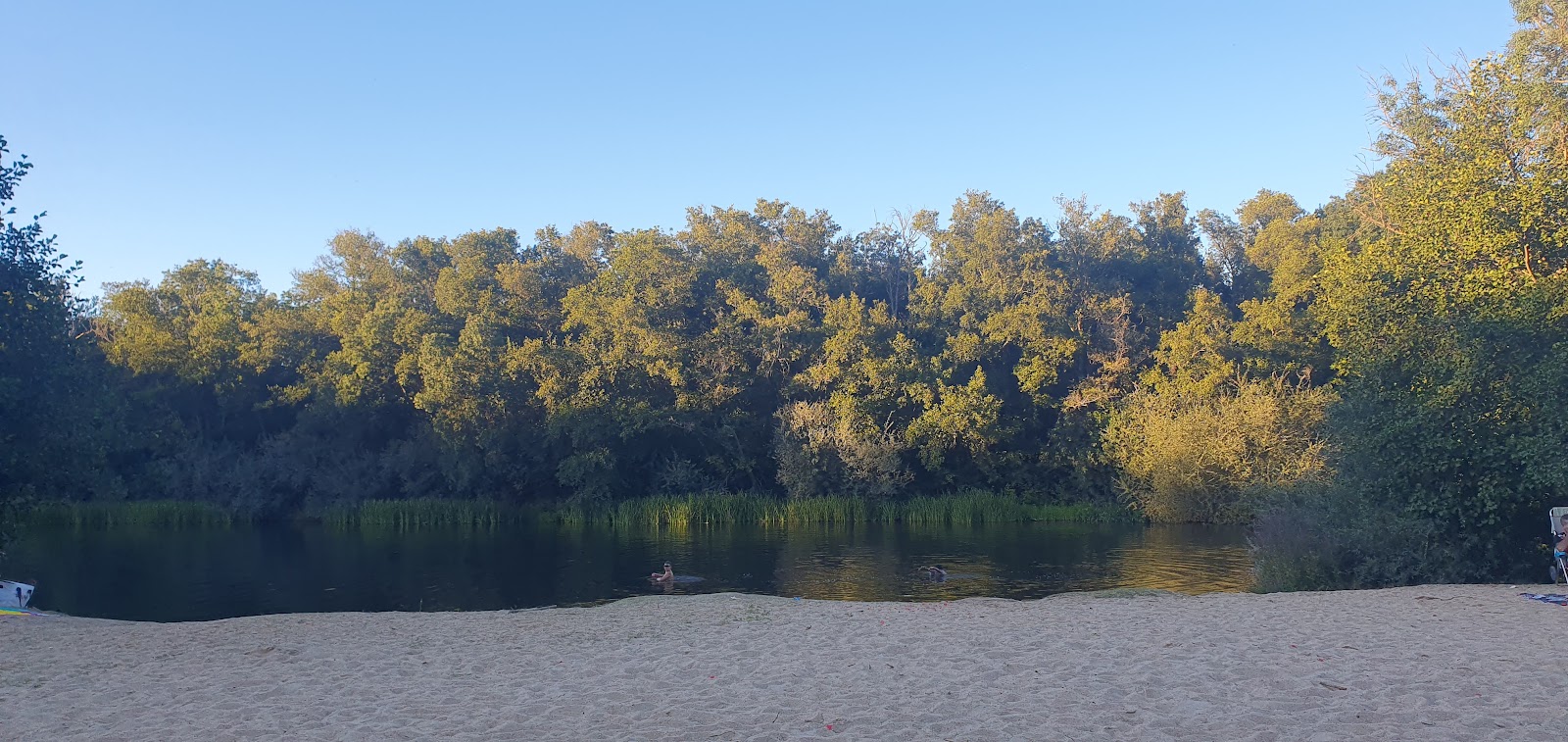 Foto von Playa Fluvial Burganes - beliebter Ort unter Entspannungskennern