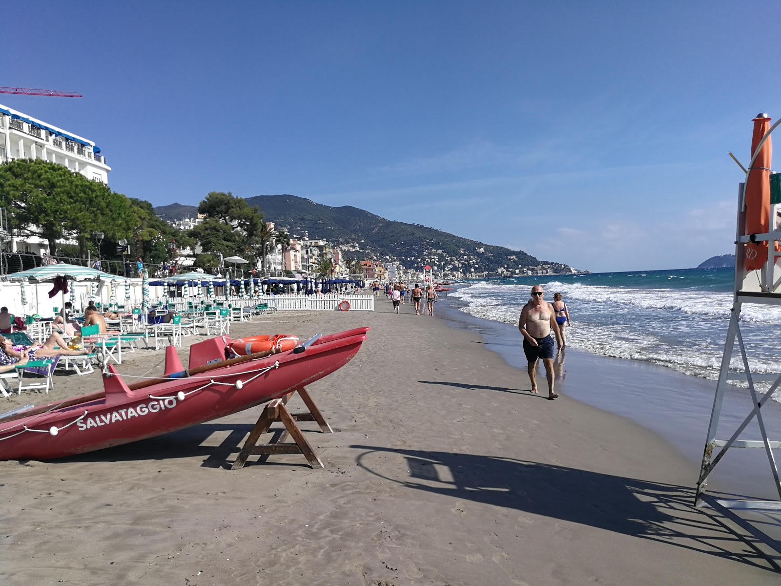 Fotografie cu Spiaggia Attrezzata sprijinit de stânci