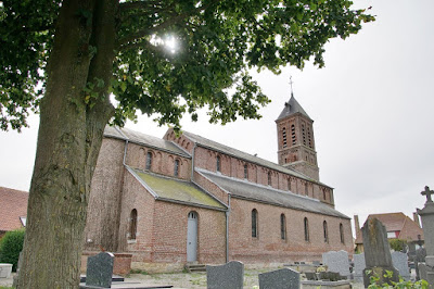 Église catholique Saint-Adrien à Bissezeele et son Cimetière à Bissezeele