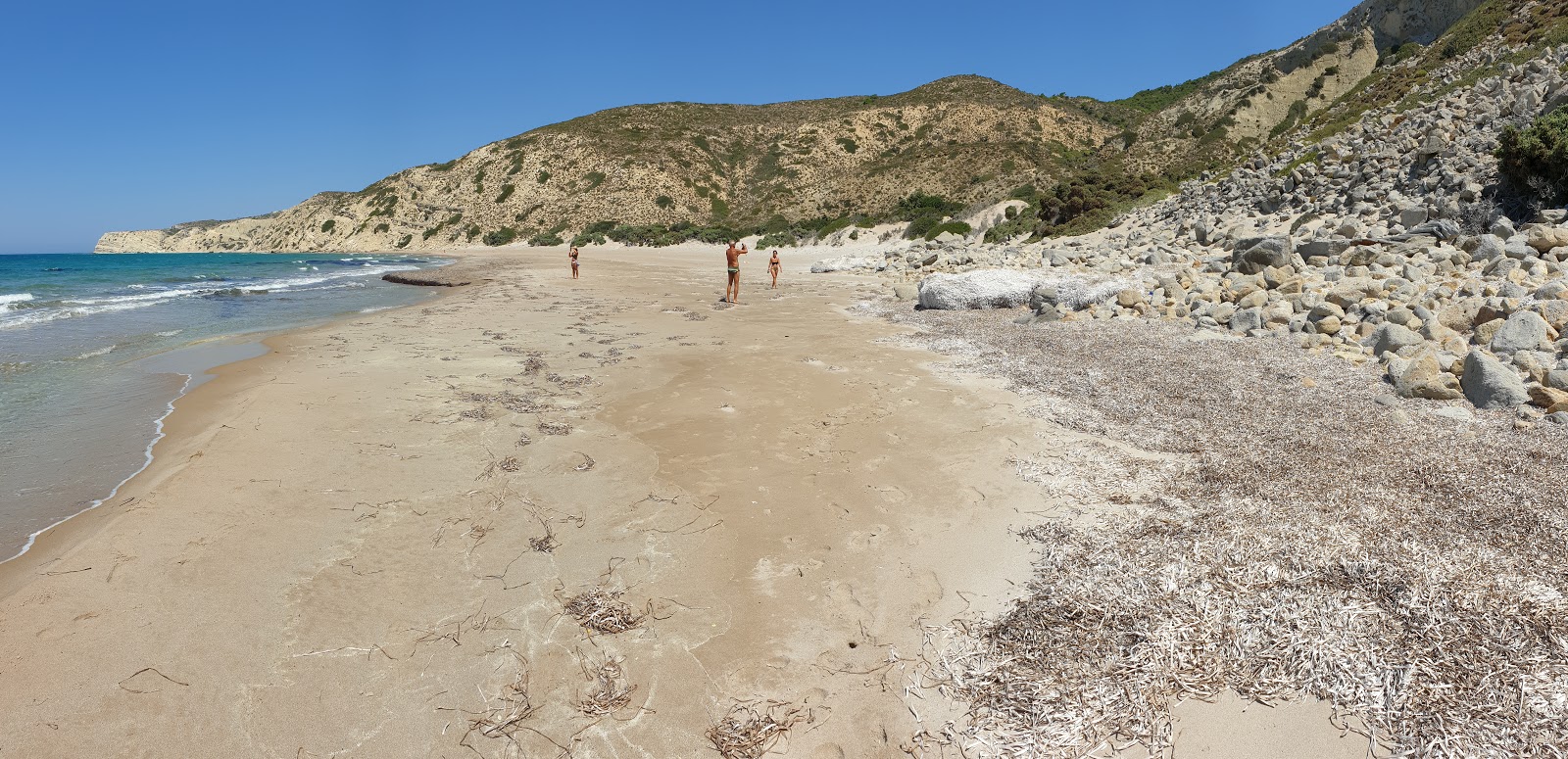 Foto von Mystic beach mit türkisfarbenes wasser Oberfläche